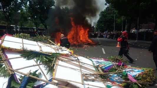 Karangan Bunga Untuk Ahok di Balaikota Dibakar Buruh. FOto Richard Andika/ NUSANTARAnews