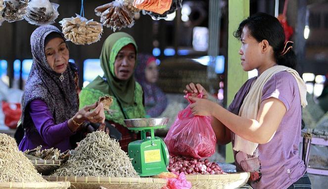 Ibu-Ibu Belanja di Pasar/Foto via wasiurizky/Nusantaranews