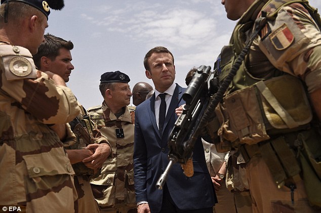 Presiden Perancis Emmanuel Macron saat mengunjungi pasukan Perancis di Mali, Afrika Barat. (Foto: EPA)