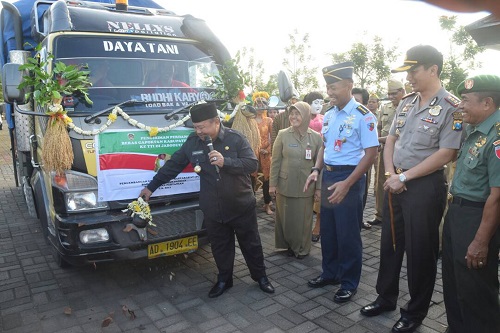 BUPATI MADIUN MEMBERANGKATKAN PENGIRIMAN PERDANA BERAS PENGEMBANGAN USAHA PANGAN MASYARAKAT KE JABODETABEK. (Foto: mc0803)