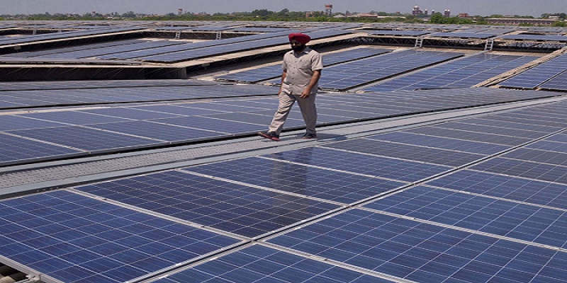 Sebuah ladan panel surya di dekat Amritsar di India, yang mendorong energi terbarukan. (Getty Images)