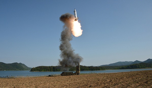 Uji coba rudal balistik jarak menengah Korea Utara, Senin (29/5/2017)/PHOTO: KCNA/EUROPEAN PRESSPHOTO AGENCY