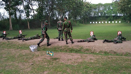 Kodim 0808/ Blitar Gelar Latihan Menembak. Foto amrin08