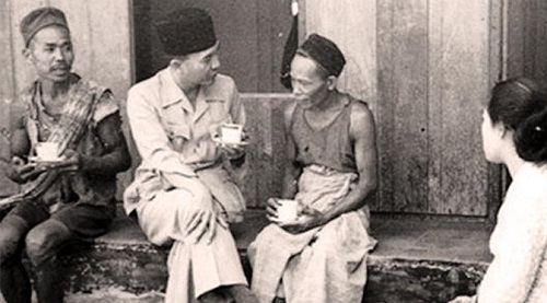 Bung Karno bersama Ibu Fat tengah berdialog dan beramah tamah dengan petani di Yogyakarta sekitar tahun 1946. Foto: Istimewa