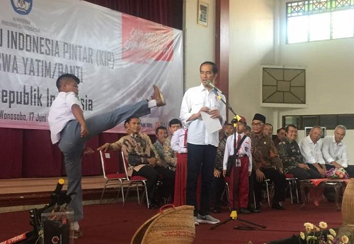 Jokowi serahkan langsung KIP kepada para siswa yatim-panti di gedung Sasana Adipura Kencana, Wonosobo, Jawa Tengah, Sabtu (17/6/2017). Foto: Dok. Humas Kemendikbud