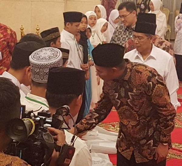 Menteri Pendidikan dan Kebudayaan Muhadjir Effendy bersama peserta lomba MTQ yatim piatu di Istana Negara, Senin (12/6/2017). Foto: Dok. Humas Kemenag