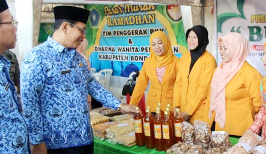 BANTU SESAMA: Sekda Bondowoso, Hidayat meninjau sembako yang dijual di Pasar Murah. Foto Saphan