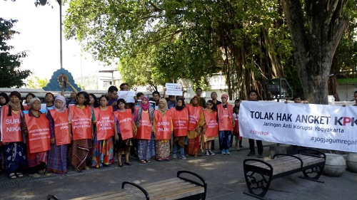 Jaringan Anti Korupsi Jogja menggelar aksi demontransi di depan gedung DPRD Daerah Istimewa Yogyakarta. Foto NUSANTARAnews