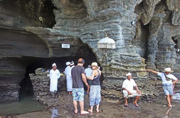 Wisatawan Mancanegara Berkunjung ke Pura Tanah Lot Bali/Foto via gayadigital/Nusantaranews