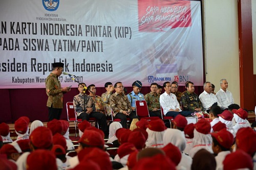 Menteri Pendidikan dan Kebudayaan (Mendikbud), Muhadjir Effendy di acara Penyerahan KIP di gedung Sasana Adipura Kencana, Wonosobo, Jawa Tengah, Sabtu (17/6/2017). Foto: Dok. Humas Kemendikbud