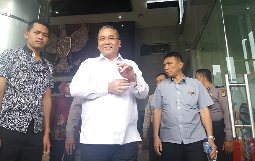 Menteri Desa Pembangunan Daerah Tertinggal dan Transmigrasi, Eko Putro Sandjojo usai diperiksa penyidik KPK. Foto Restu Fadilah/ NUSANTARANEWS.CO