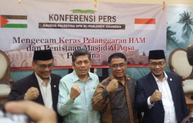 Wakil ketua Komisi VIII, Iskan Qolba Lubis (Daru dari kanan) usai acara Konferensi Pers Kaukus Palestina DPR RI/ Parlemen Indonesia di Gedung DPR, Kamis (20/4/2017). Foto Ucok Al Ayubbi/ NUSANTARANEWS.CO