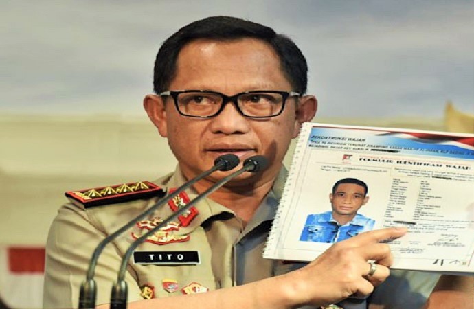 Kapolri Jenderal Pol Tito Karnavian tunjukkan sketsa wajah pelaku penyiraman air keras ke Novel Baswedan. (Foto: Antara/Puspa Perwitasari)