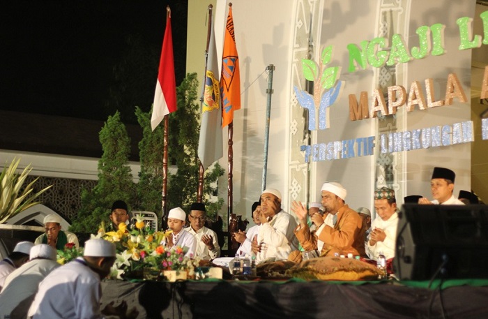 Habib Syafiq Al-Kaff memimpin pembacaan maulidurrasul dalam Ngaji Lingkungan di UMK﻿. Foto Rosidi