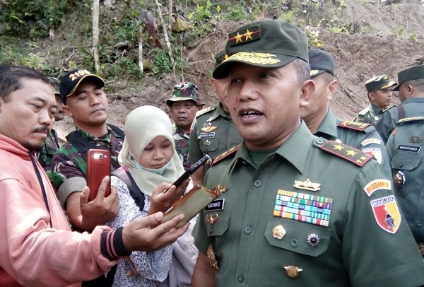 Kunjungan Pangdam V/Brawijaya, Mayjen TNI Kustanto Widiatmoko, M.A.D bersama rombongan ke lokasi TMMD serta Pondok Modern Darussalam Gontor Ponorogo. (Foto : MUH NURCHOLIS)