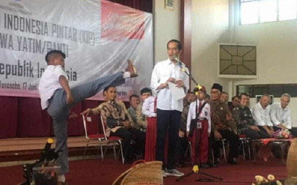 Saat Jokowi menyerahkan hadiah kepada Anak panti/Foto Humas Kepresidenan