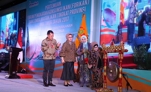 Ketua Forikan Jatim Bude Karwo buka pertemuan Forikan serta lomba masak ikan tingkat Provinsi Jatim 2017 di Pakuwon Ballroom Selasa pagi. Foto Tri Wahyudi/ NUSANTARANEWS.CO