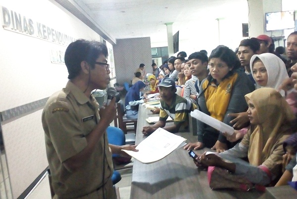 Pihak Dukcapil Bojonegoro jelaskan ke warga/Foto Romandhon/Nusantaranews