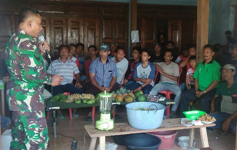 Anggota Babinsa Koramil Sampung, Kodim 0802/Ponorogo, Sertu Pamuji memberikan penyuluhan cara membuat pupuk organik. Foto: timpen81