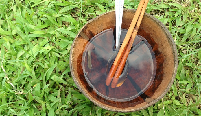 Teh daun kopi yang sudah ditambah gula dan diaduk dengan kayu manis. Teks dan Foto: eanindya