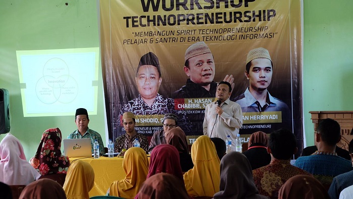 Hasan Chabibie saat mengisi Workshop Technopreneurship oleh Pustekkom Kemdikbud RI di Ponpes Al-Islah, Kadilangu, Trangkil, Pati, Sabtu (26/08/2017). Foto Abdullah/ NusantaraNews.co