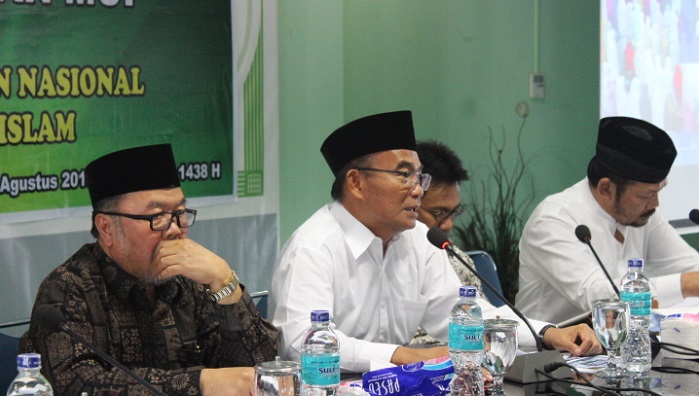 Mendikbud Muhadjir Effendy dalam rapat pleno bertajuk 'Kebijakan pendidikan Nasional dan kepentingan Umat Islam' dengan Dewan Pertimbangan MUI di kantor MUI Pusat, Jakarta, Rabu (23/8/2017). Foto Richard Andika/ NusantaraNews.co