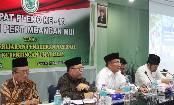 Mendikbud Muhadjir Effendy dalam rapat pleno bertajuk 'Kebijakan pendidikan Nasional dan kepentingan Umat Islam' dengan Dewan Pertimbangan MUI di kantor MUI Pusat, Jakarta, Rabu (23/8/2017). Foto Richard Andika/ NusantaraNews.co