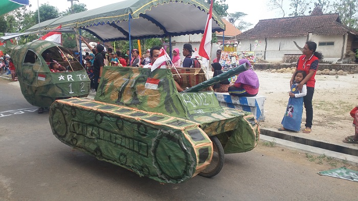 "Peralatan Perang" seperti Helikopter milik TNI dan kendaraan perang berupa Tank TNI dalam rakngakain Kirab Budaya dan Religi, Senin (28/8/2017). Foto Muh. Nurcholis/ Nusantaranews.co