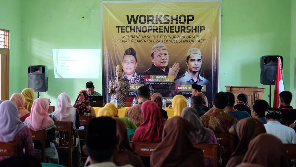 Rifan saat mengisi Workshop Technopreneurship oleh Pustekkom Kemdikbud RI di Ponpes Al-Islah, Kadilangu, Trangkil, Pati, Sabtu (26/08/2017). Foto Abdullah/ NusantaraNews.co