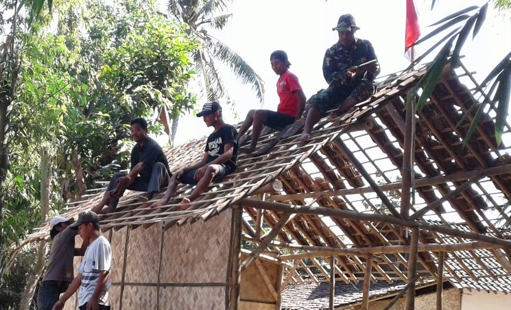 Gotong royong membangung rumah/Foto Sis/Nusantaranews