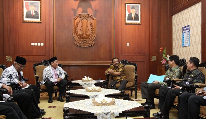 Gubernur Prov Jatim Menyambut Hangat Kedatangan Para Perwakilan Guru Di Acara Audensi PGRI Di Gedung Negara Grahadi Surabaya. Foto Tri Wahyudi/ NUSANTARANEWS.CO