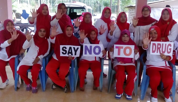 ibu-ibu PKK Desa Parsanga kampanye "Say No To Drug". Foto RF/ Istimewa