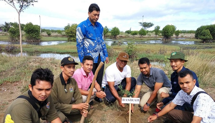 Mahasiswa KPM UIN Ar-Raniry bekerja sama dengan Barisan Sirah Indonesia (Basirah) melaksanakan kegiatan gerakkan penghijauan di Gampong Tibang, Minggu (13/8/2017). Foto Najmi/ NusantaraNews.co