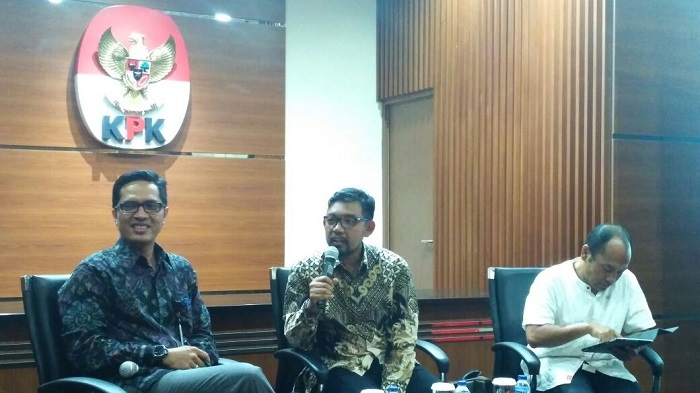 Direktur Gratifikasi Komisi Pemberantasan Korupsi (KPK), Giri Suprapdiono (Tengah). Foto Restu Fadilah/ NusantaraNews.co