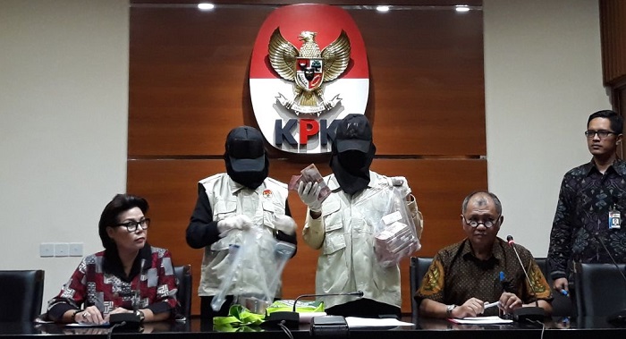 Wakil Ketua KPK, Basaria Panjaitan (Kanan) di Kantornya, Jakarta Selatan, Rabu, (30/8/2017). Foto Restu Fadilah/ NusantaraNews.co