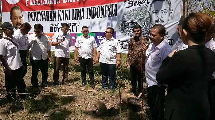 Ketua Umum DPP APKLI, dr. Ali Mahsun, M.Biomed (pegang microphone) saat memberikan sambutan di acara peletakan batu pertama pembangunan Perumahan Kaki Lima Indonesia di Desa Bendo Kecamatan Nogosari, Boyolali Jawa Tengah, Senin (28/8/2017). Foto: Dok. APKLI/ NUSANTARANEWS.CO