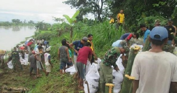 Masyarakat Gotong-Royong Perbaiki Tanggul (ilustrasi). Foto: Kodim 0709/Kebumen