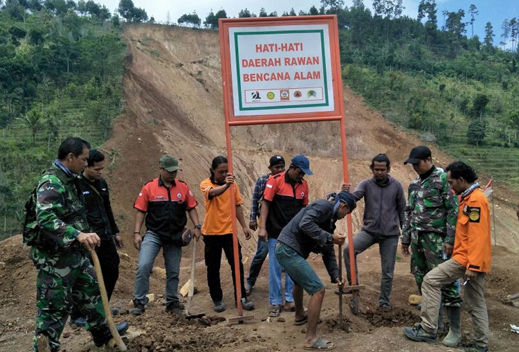 Penanaman Rambu Bahaya Longsor di Ponorogo/Foto Dok. Pribadi/Nusantaranews