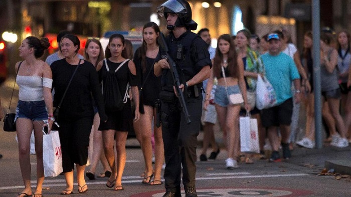 Polisi bersenjata lengkap disiagakan di sekitar lokasi. Foto: Stringer/ Reuters.