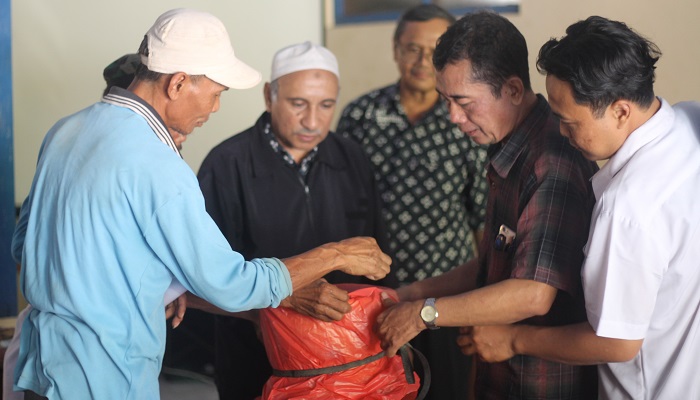 Praktik membuat MOL berbahan limbah organik. Foto: Dok. Humas UMK