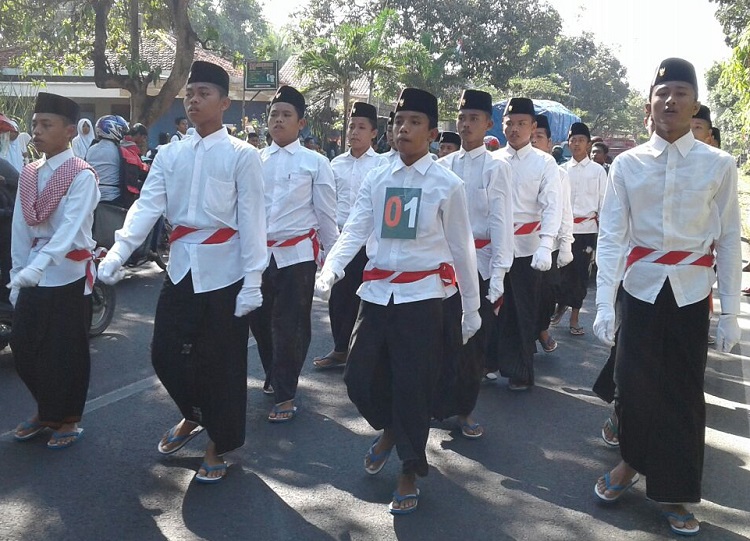 Santri kenakan sarung ikut gerak jalan/Foto Dok. Pribadi/Nusantaranews