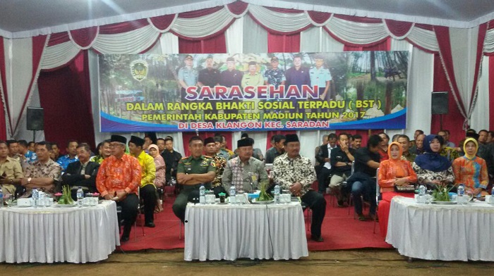 Sarasehan dalam rangka Bhakti Sosial Terpadu (BST) Pemkab Madin Tahun 2017, di Desa Klangon, Kecamatan Saradan. Foto: mc0803/ NUSANTARANEWS.CO