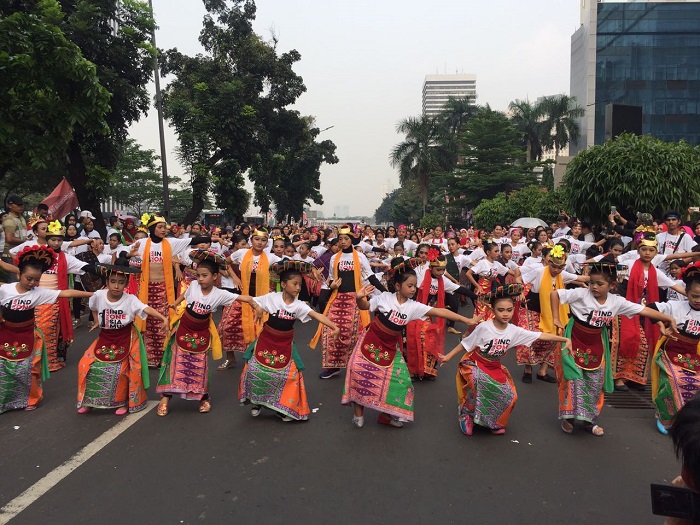 Keriaan aksi pembuka rangkaian Indonesia Is Me yaitu Flashmob 2000 orang menari bersama berbagai tarian tradisional dalam Tunjukkan Indonesiamu, Minggu (13/8/2017). Foto: Dok Synthesis Development/ NusantaraNews.co