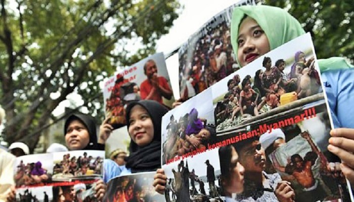 Aktivis Kaum Profesional bagi Kemanusiaan Rohingya membentangkan poster bergambar Penasehat Negara Myanmar yang juga penerima Hadiah Nobel Perdamaian, Aung San Suu Kyi, saat berdemonstrasi di depan Kedutaan Besar Myanmar di Jakarta, Sabtu (2/9/2017). (ANTARA FOTO/Puspa Perwitasari)