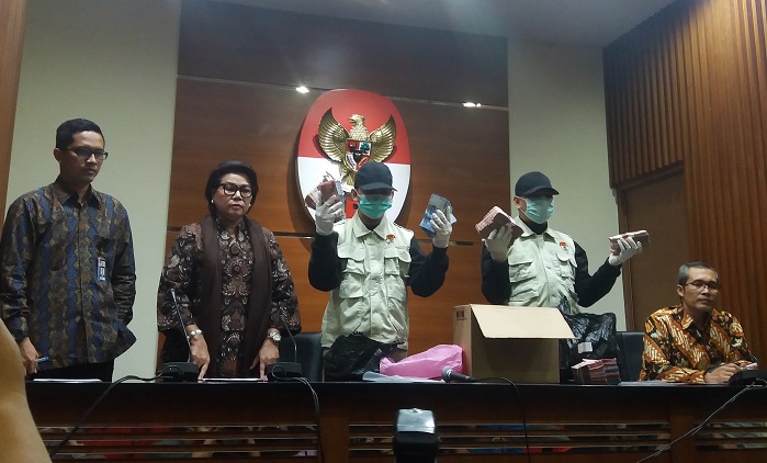 Tim satgas KPK kembali melakukan OTT terhadap pejabat di daerah. Kali ini yang ditangkap adalah Bupati Batubara OK Arya Zulkarnaen. Foto Restu Fadilah/ NusantaraNews.co