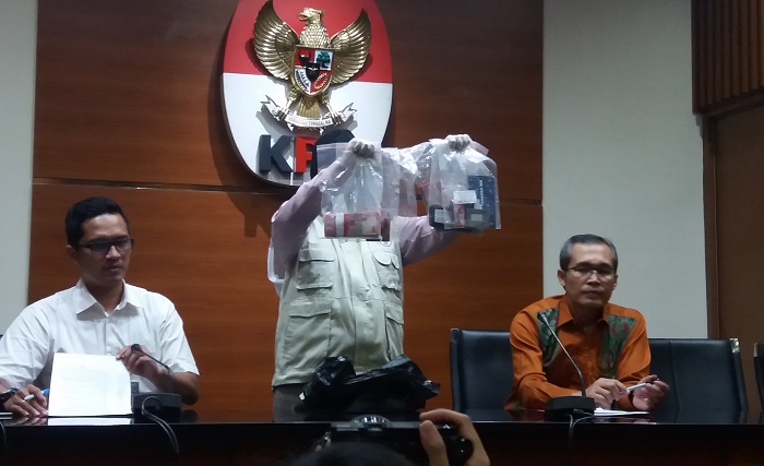 KPK tunjukkan barang bukti tindak pidana Ketua DPRD Banjarmasin Iwan Rusmali. Foto Restu Fadilah/ NusantaraNews.co