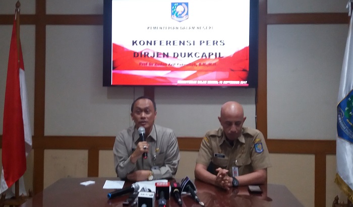 Direktur Jenderal Kependudukan dan Pencatatan Sipil Zudan Arif Fakrulloh saat Konferensi Pers di Kantor Kemendagri, Jakarta Pusat, Selasa, (19/9/2017). Foto Restu Fadilah/ NusantaraNews.co