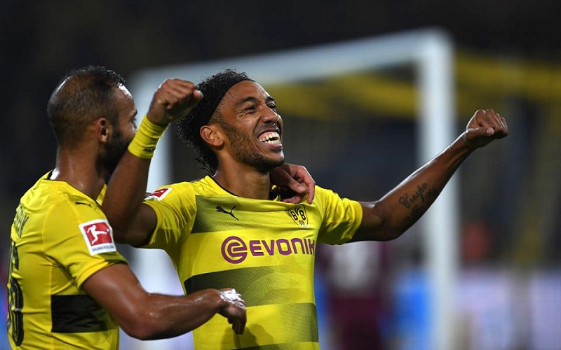 Striker Borussia Dortmund Pierre-Emerick Aubameyang merayakan golnya ke gawang Borussia Monchengladbach dalam lanjutan Bundesliga pada Ahad (24/9) dinihari WIB. (Foto: AFP)