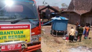 Babinsa Koramil 0805/14 Bringin Kopda Kenedi bersama BPBD Kabupaten Ngawi melakukan dropping air bersih di Dusun Pule. Foto Timbul M/ NusantaraNews.co