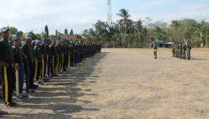 Danramil 0808/18 Panggungrejo Kapten Inf Kanipan melepas kegiatan Hansmars Siswa SMK Negeri 1 Panggungrejo. Foto: Amrin08/ NusantaraNews.co